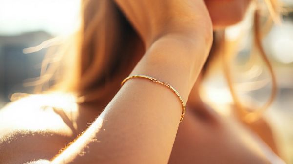 Découvrez comment un bracelet doré illumine votre style quotidien