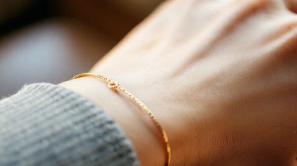 Découvrez comment un bracelet doré illumine votre style quotidien