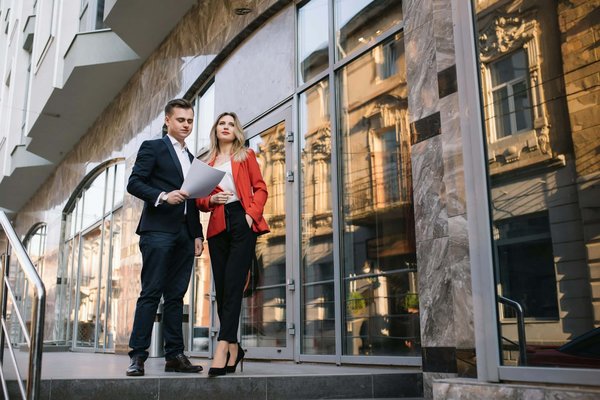 Styliser vos vêtements en soie : le guide complète pour un look élégant au bureau